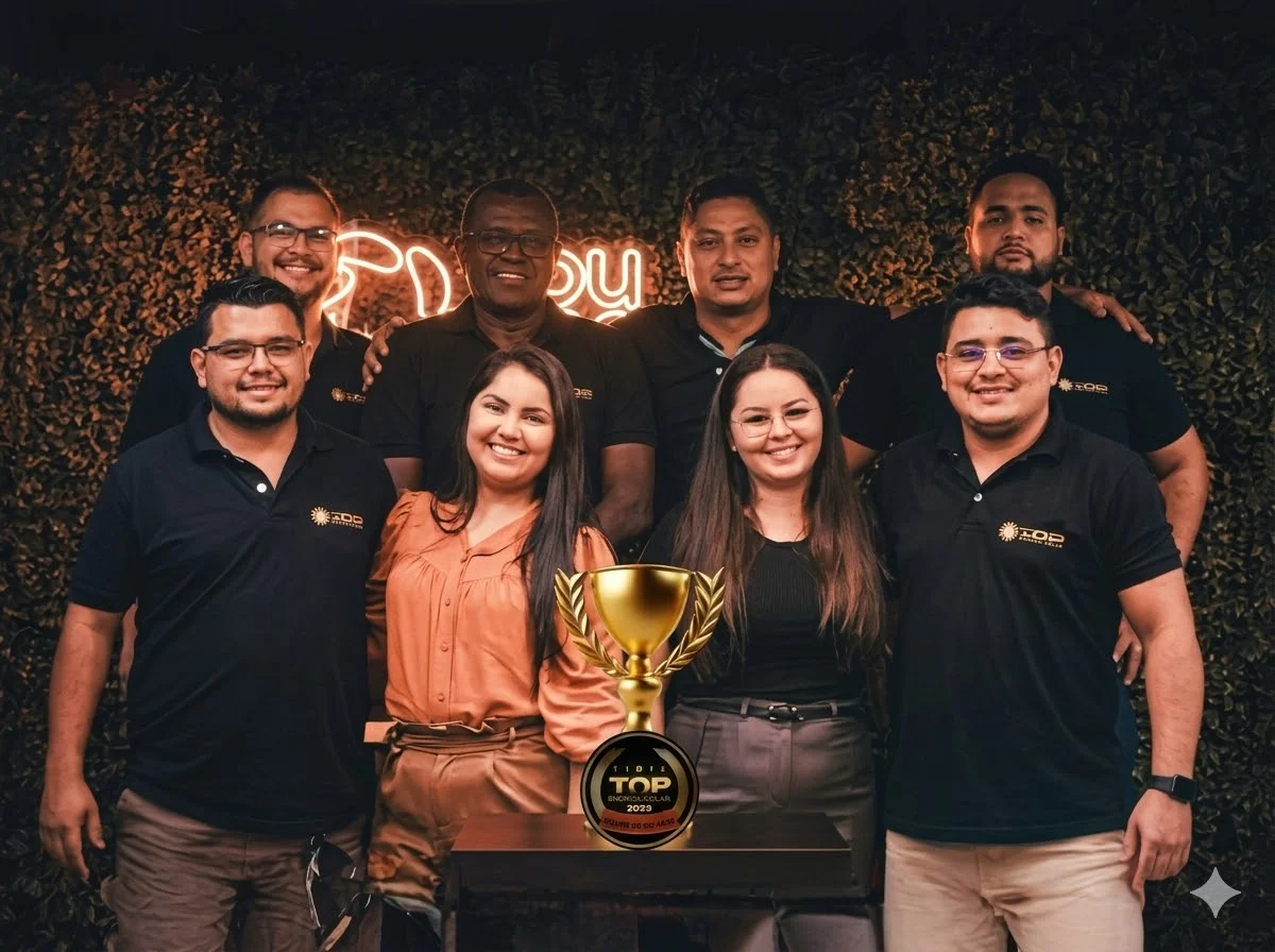 Equipe Lumina Solar recebendo o prêmio Top Excelência 2025 em Maracanaú